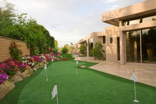 Golf putting green